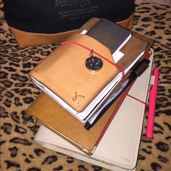 Hi, I'm Meli and I’m a recovering shopaholic. - Picture 2 of 2